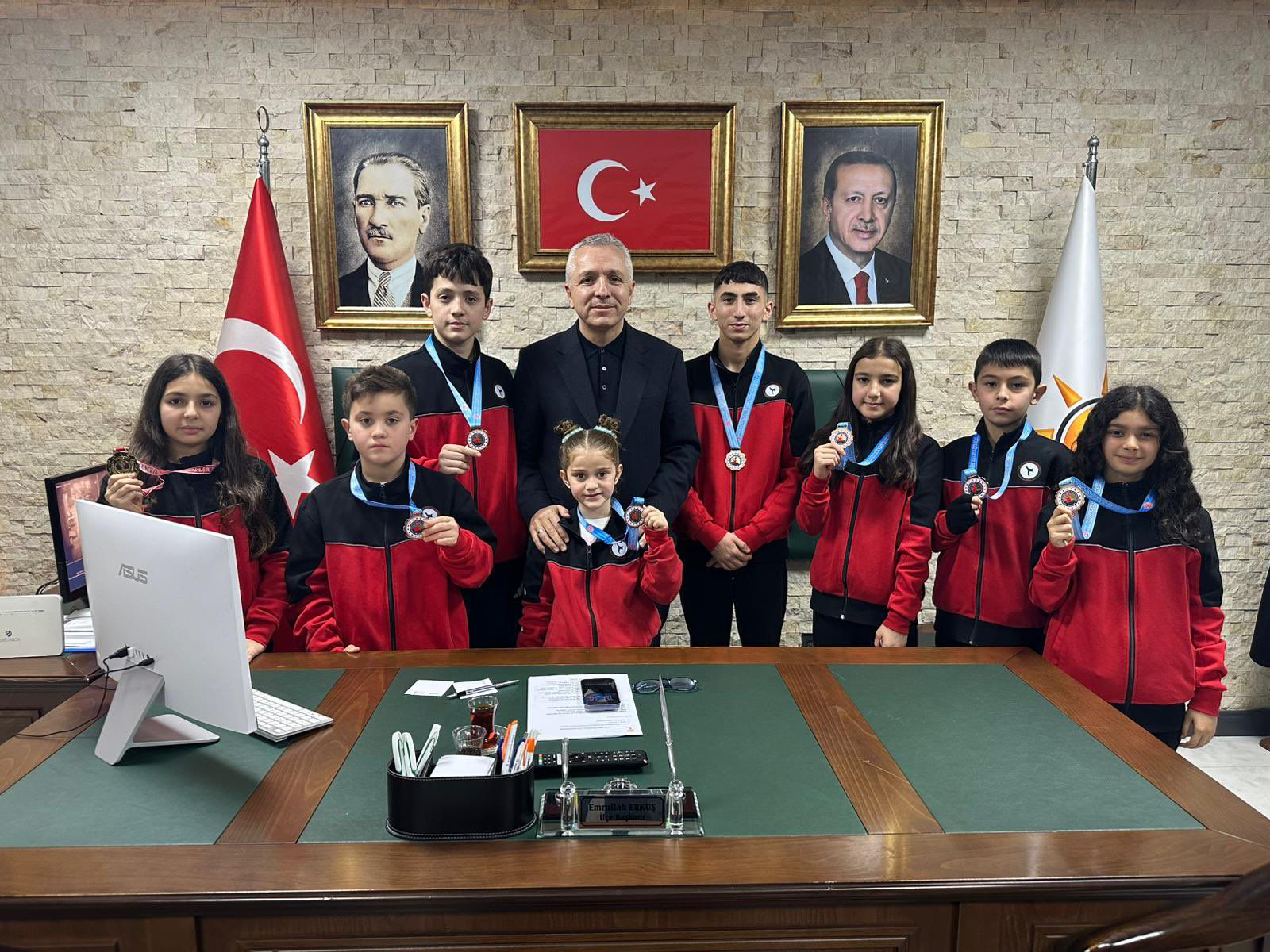 Türkiye Şampiyonu Sporculardan AK Parti Esenler İlçe Yönetimine Ziyaret